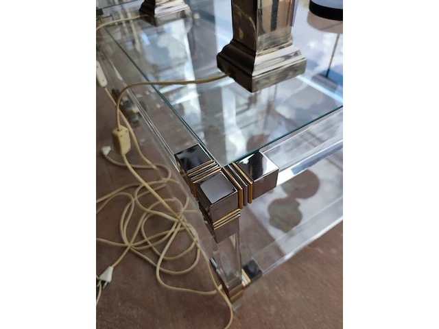 2 vintage tweelaagse salontafels van helder plexiglas en glas met metalen hoekdetails 70x70 cm - afbeelding 4 van  4