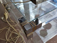 2 vintage tweelaagse salontafels van helder plexiglas en glas met metalen hoekdetails 70x70 cm - afbeelding 4 van  4