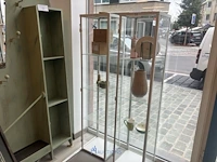 2 vitrinekasten
