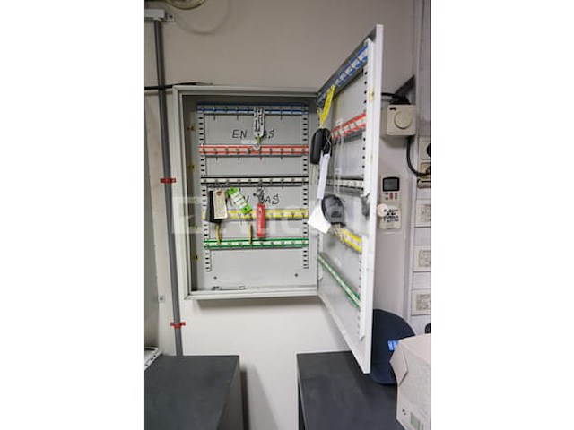 2 wandkasten met sleutels - afbeelding 1 van  4