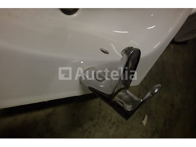 2 wastafels en 2 toiletten - afbeelding 1 van  10