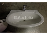 2 wastafels en 2 toiletten - afbeelding 3 van  10