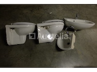 2 wastafels en 2 toiletten - afbeelding 7 van  10