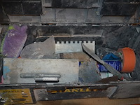 2 werkkoffers stanley met klein handgereedschap, transportkar op 4 wielen, 3 bouwhelmen, 3 mortelkuipen (10,11,12,13) - afbeelding 2 van  12