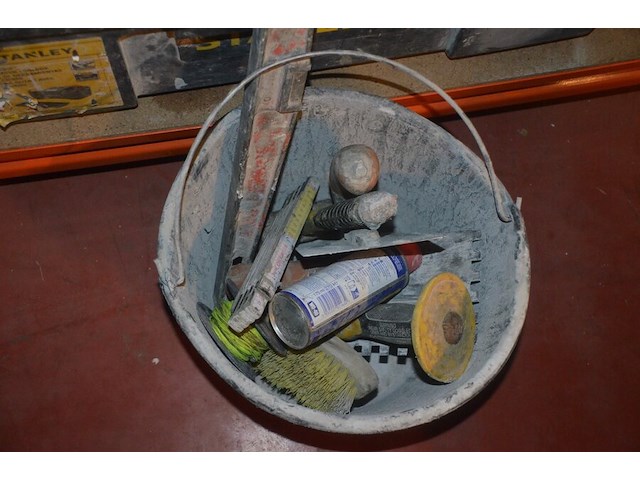 2 werkkoffers stanley met klein handgereedschap, transportkar op 4 wielen, 3 bouwhelmen, 3 mortelkuipen (10,11,12,13) - afbeelding 3 van  12