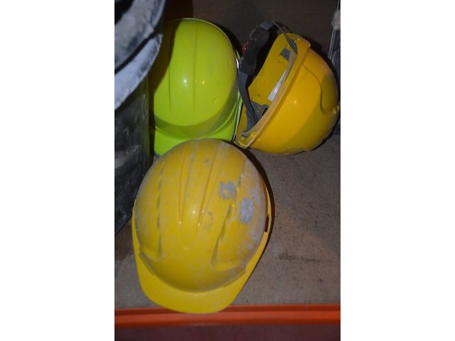 2 werkkoffers stanley met klein handgereedschap, transportkar op 4 wielen, 3 bouwhelmen, 3 mortelkuipen (10,11,12,13) - afbeelding 4 van  12