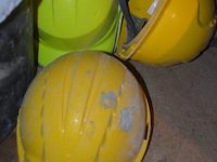 2 werkkoffers stanley met klein handgereedschap, transportkar op 4 wielen, 3 bouwhelmen, 3 mortelkuipen (10,11,12,13) - afbeelding 4 van  12