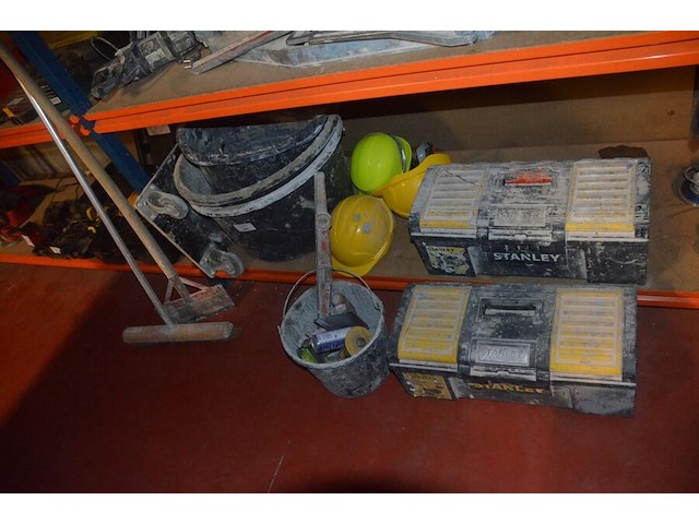 2 werkkoffers stanley met klein handgereedschap, transportkar op 4 wielen, 3 bouwhelmen, 3 mortelkuipen (10,11,12,13) - afbeelding 1 van  12