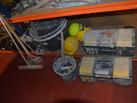 2 werkkoffers stanley met klein handgereedschap, transportkar op 4 wielen, 3 bouwhelmen, 3 mortelkuipen (10,11,12,13)