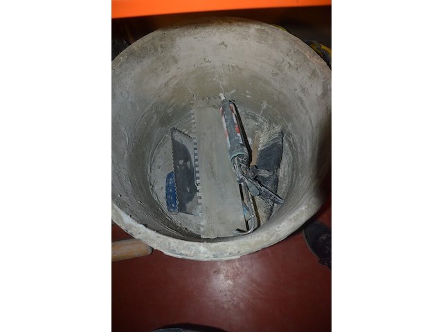 2 werkkoffers stanley met klein handgereedschap, transportkar op 4 wielen, 3 bouwhelmen, 3 mortelkuipen (10,11,12,13) - afbeelding 5 van  12