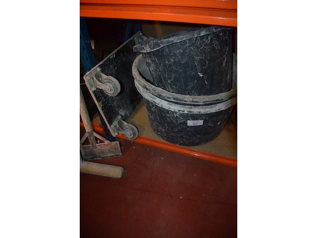 2 werkkoffers stanley met klein handgereedschap, transportkar op 4 wielen, 3 bouwhelmen, 3 mortelkuipen (10,11,12,13) - afbeelding 6 van  12