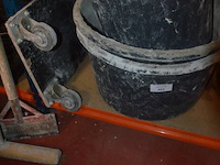 2 werkkoffers stanley met klein handgereedschap, transportkar op 4 wielen, 3 bouwhelmen, 3 mortelkuipen (10,11,12,13) - afbeelding 6 van  12