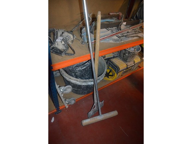 2 werkkoffers stanley met klein handgereedschap, transportkar op 4 wielen, 3 bouwhelmen, 3 mortelkuipen (10,11,12,13) - afbeelding 7 van  12