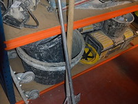 2 werkkoffers stanley met klein handgereedschap, transportkar op 4 wielen, 3 bouwhelmen, 3 mortelkuipen (10,11,12,13) - afbeelding 7 van  12