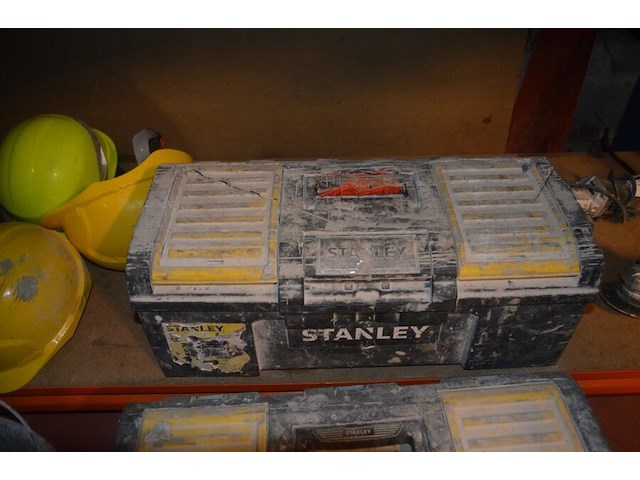 2 werkkoffers stanley met klein handgereedschap, transportkar op 4 wielen, 3 bouwhelmen, 3 mortelkuipen (10,11,12,13) - afbeelding 8 van  12