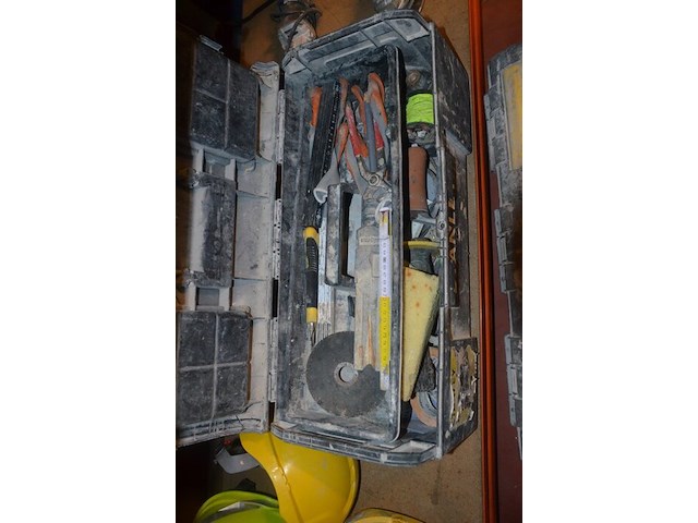 2 werkkoffers stanley met klein handgereedschap, transportkar op 4 wielen, 3 bouwhelmen, 3 mortelkuipen (10,11,12,13) - afbeelding 10 van  12