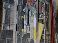 2 werkkoffers stanley met klein handgereedschap, transportkar op 4 wielen, 3 bouwhelmen, 3 mortelkuipen (10,11,12,13) - afbeelding 10 van  12