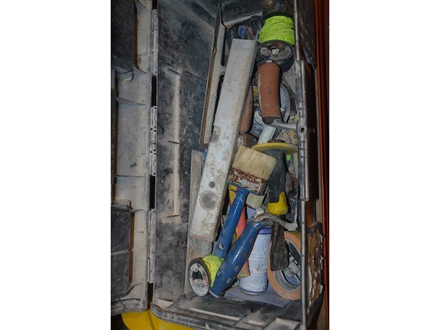 2 werkkoffers stanley met klein handgereedschap, transportkar op 4 wielen, 3 bouwhelmen, 3 mortelkuipen (10,11,12,13) - afbeelding 11 van  12