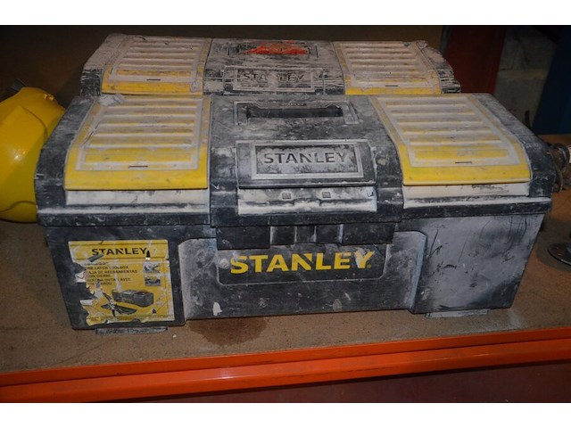 2 werkkoffers stanley met klein handgereedschap, transportkar op 4 wielen, 3 bouwhelmen, 3 mortelkuipen (10,11,12,13) - afbeelding 12 van  12