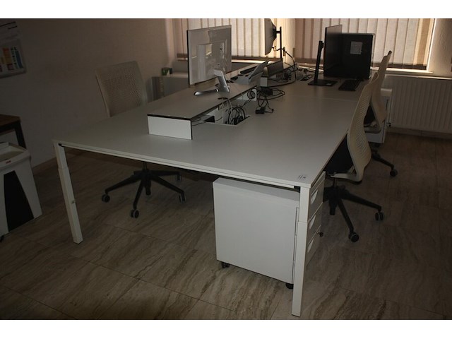 2 wit metalen rol ladeblokken, office bench sedus 4 personen 320x160 cm, 3 rolbureelstoelen met stoffen zit en pvc rug (54,57,58) - afbeelding 1 van  7
