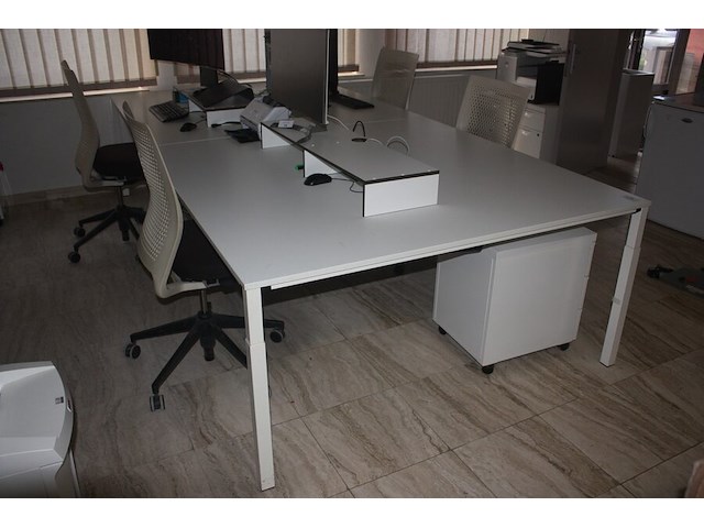 2 wit metalen rol ladeblokken, office bench sedus 4 personen 320x160 cm, 3 rolbureelstoelen met stoffen zit en pvc rug (54,57,58) - afbeelding 3 van  7