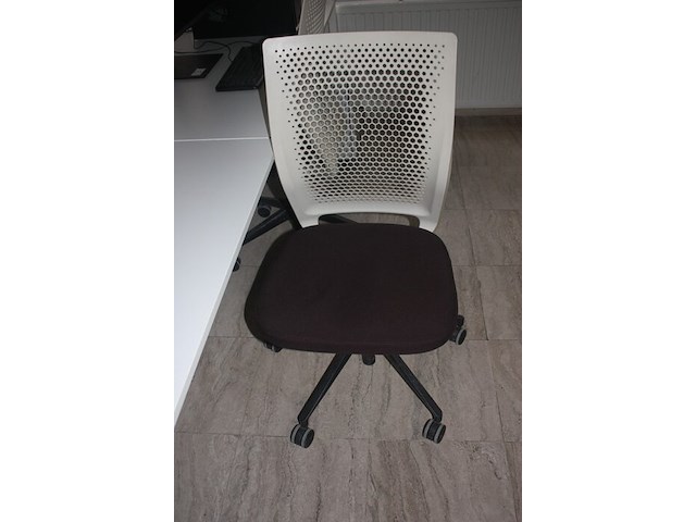 2 wit metalen rol ladeblokken, office bench sedus 4 personen 320x160 cm, 3 rolbureelstoelen met stoffen zit en pvc rug (54,57,58) - afbeelding 4 van  7