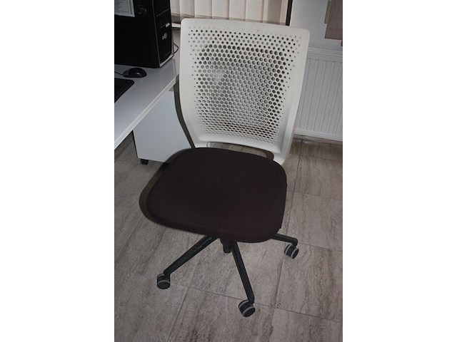 2 wit metalen rol ladeblokken, office bench sedus 4 personen 320x160 cm, 3 rolbureelstoelen met stoffen zit en pvc rug (54,57,58) - afbeelding 5 van  7