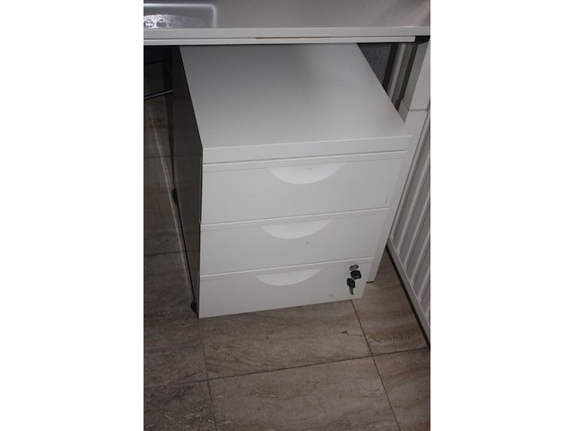 2 wit metalen rol ladeblokken, office bench sedus 4 personen 320x160 cm, 3 rolbureelstoelen met stoffen zit en pvc rug (54,57,58) - afbeelding 7 van  7