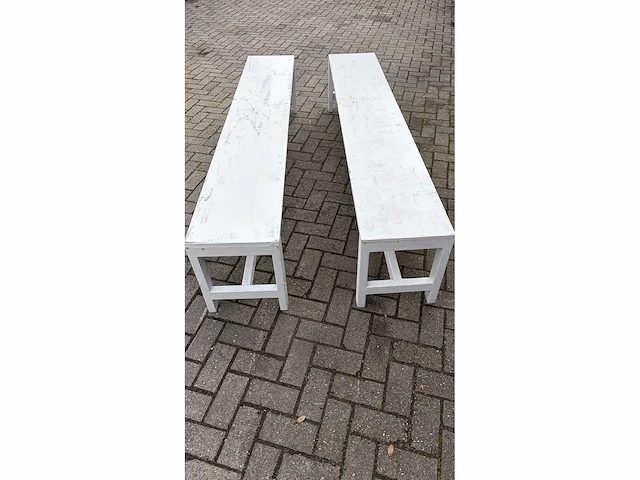 2 witte banken - afbeelding 2 van  5