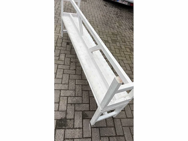 2 witte banken - afbeelding 4 van  5