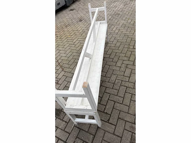 2 witte banken - afbeelding 5 van  5