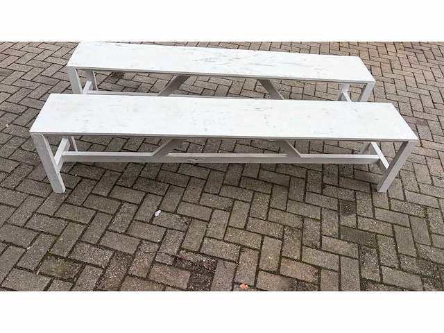 2 witte banken - afbeelding 1 van  5