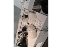 2 witte koepelvormige pendellampen