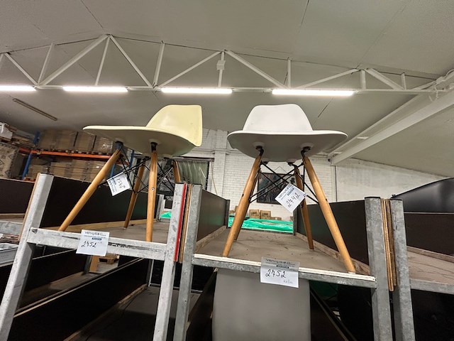 2 witte stoelen - afbeelding 1 van  4