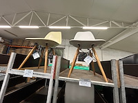 2 witte stoelen - afbeelding 1 van  4