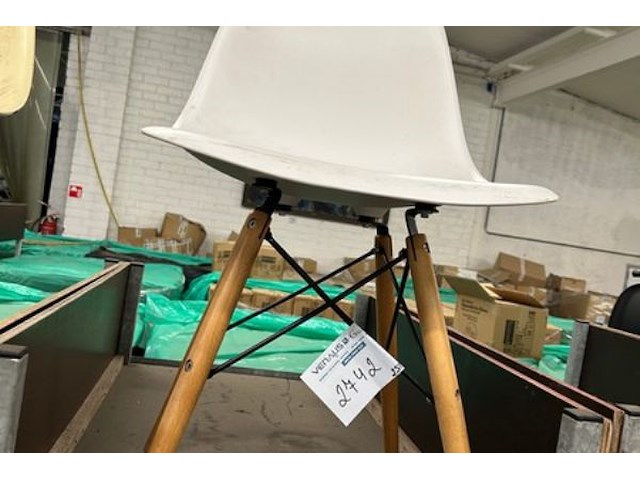 2 witte stoelen - afbeelding 2 van  4