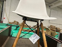 2 witte stoelen - afbeelding 2 van  4