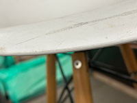 2 witte stoelen - afbeelding 3 van  4