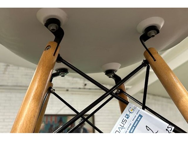 2 witte stoelen - afbeelding 4 van  4