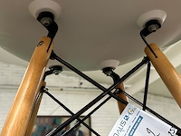 2 witte stoelen - afbeelding 4 van  4