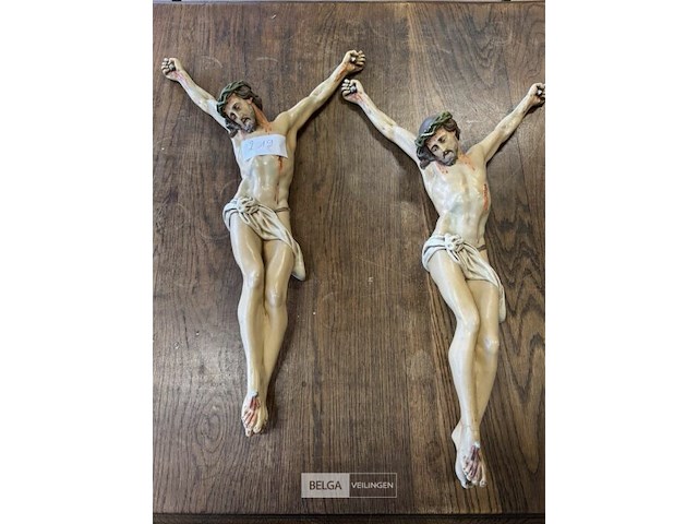 2 x beeldwerk jezus – christus genageld - afbeelding 1 van  3