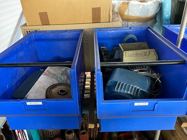2 x blauwe bak met diverse onderdelen tandwielen, schijven, aandrijfas etc. zie lijst - afbeelding 1 van  5