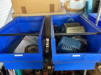 2 x blauwe bak met diverse onderdelen tandwielen, schijven, aandrijfas etc. zie lijst - afbeelding 1 van  5