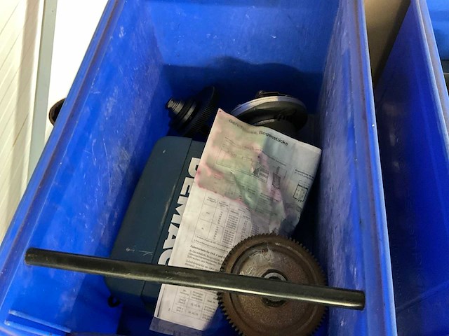 2 x blauwe bak met diverse onderdelen tandwielen, schijven, aandrijfas etc. zie lijst - afbeelding 3 van  5