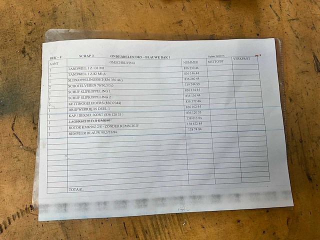 2 x blauwe bak met diverse onderdelen tandwielen, schijven, aandrijfas etc. zie lijst - afbeelding 4 van  5