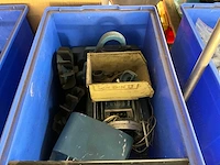 2 x blauwe bak met diverse onderdelen tandwielen, schijven, aandrijfas etc. zie lijst - afbeelding 2 van  5