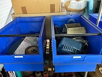 2 x blauwe bak met diverse onderdelen tandwielen, schijven, aandrijfas etc. zie lijst