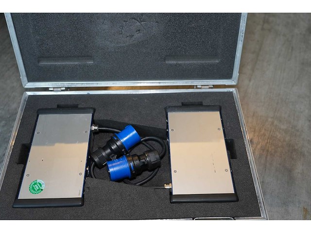 2 x dmx booster dynatec xlr 5 p in+link ( truss) - afbeelding 2 van  3