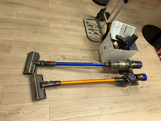 2 x dyson stofzuiger - afbeelding 1 van  6