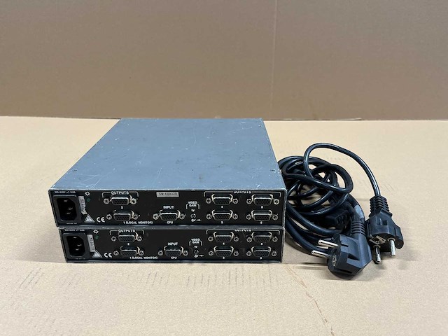 2 x extron p/2 da6 plus vga splitter - afbeelding 2 van  2